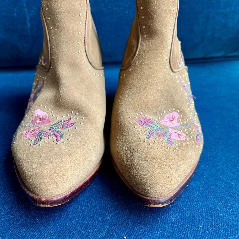 Gianni Bini Ramsie Bayside Taupe Suede Embroidered Floral Stars Ankle Boots 8.5 - Picture 2 of 6